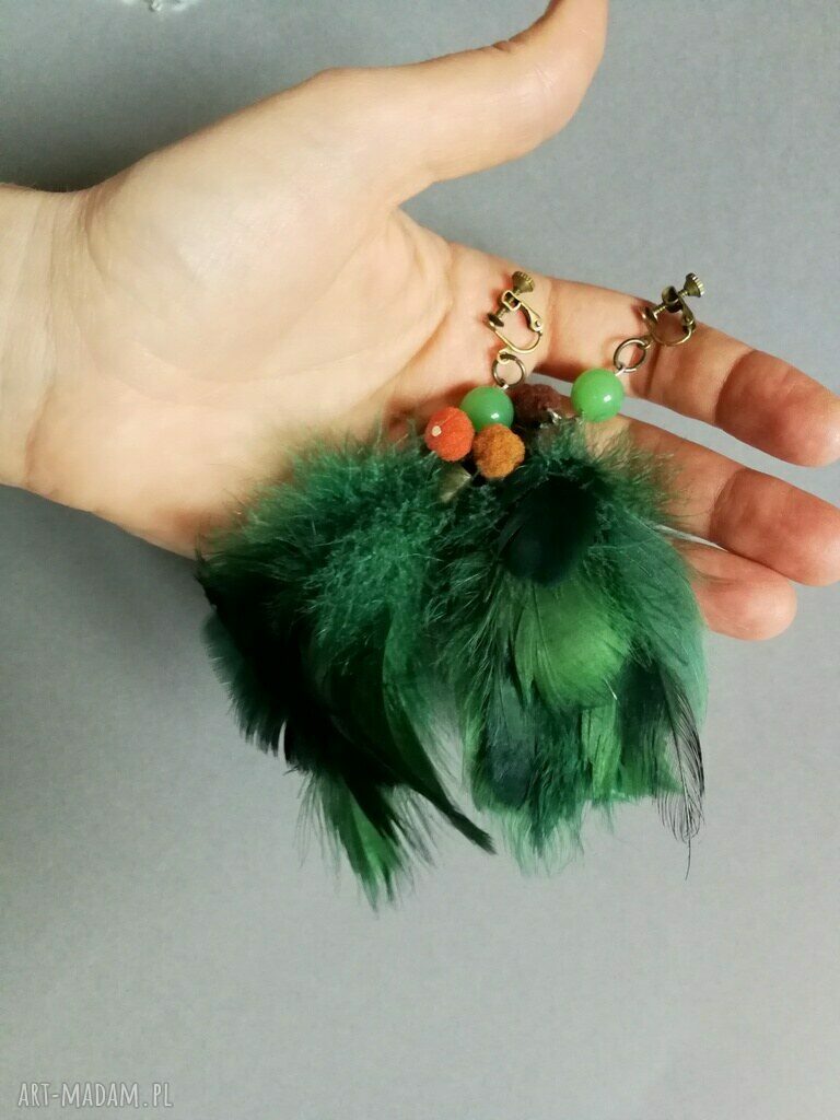 Zielone klipsy boho etno z piórami i pomponami