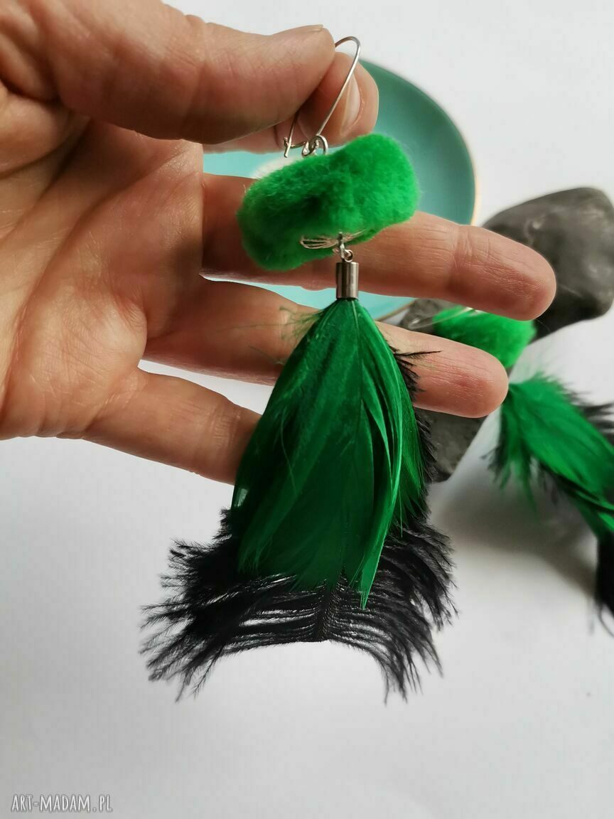 Kolczyki z zielonymi piórami i pomponami w stylu etno boho folk