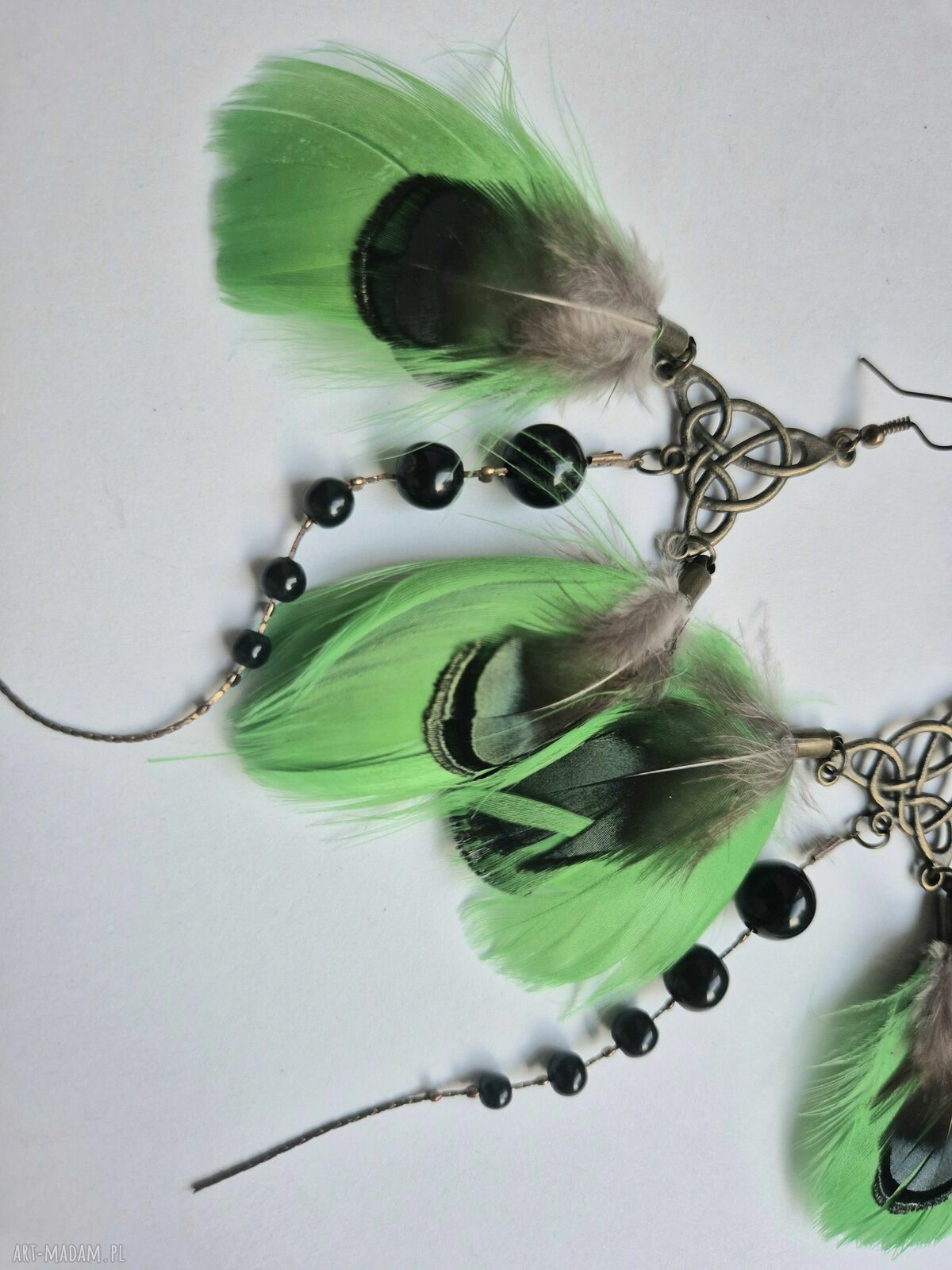 Zielone kolczyki z piórami boho - handmade, lekkie i efektowne
