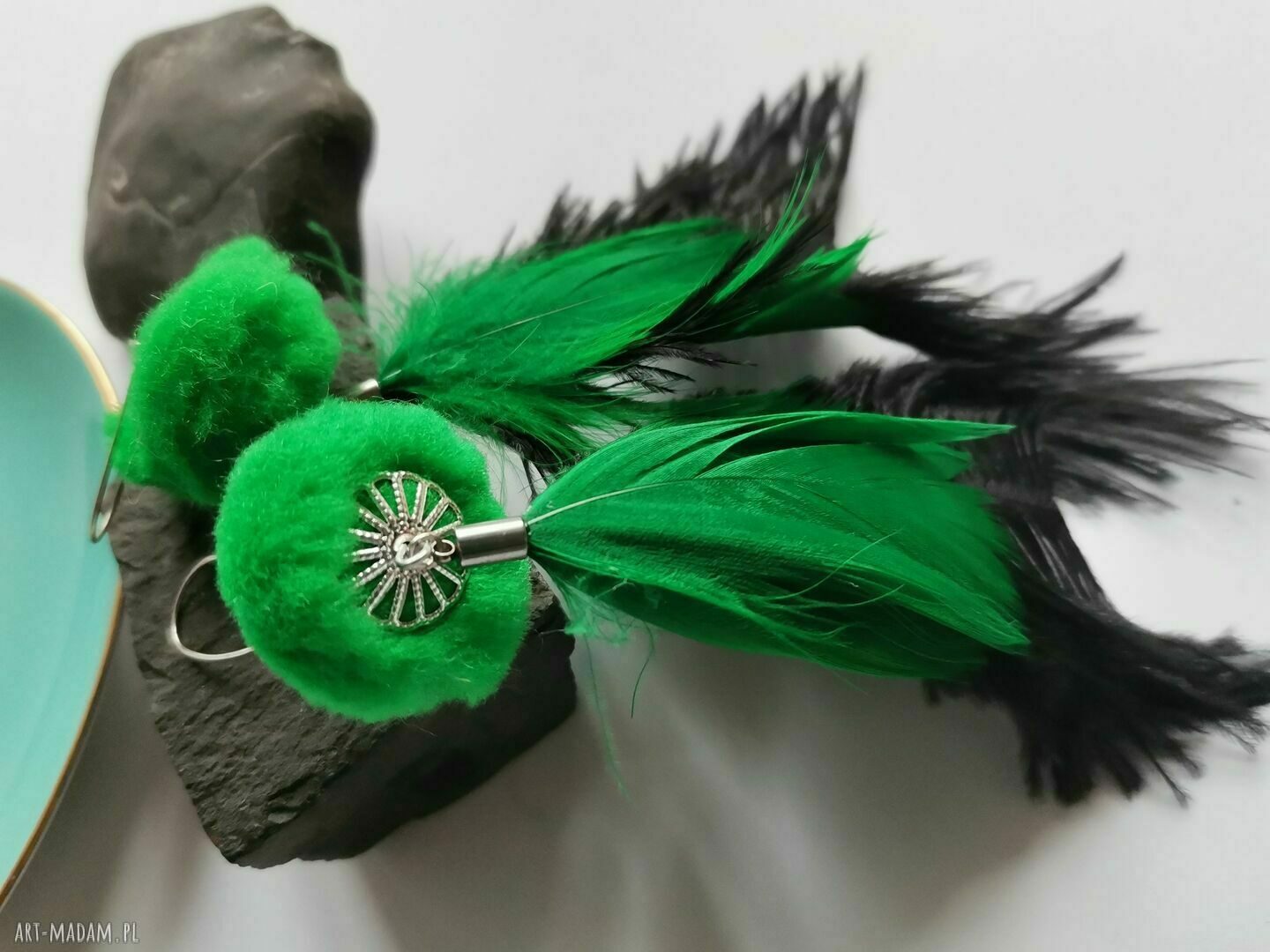 Kolczyki z zielonymi piórami i pomponami w stylu etno boho folk