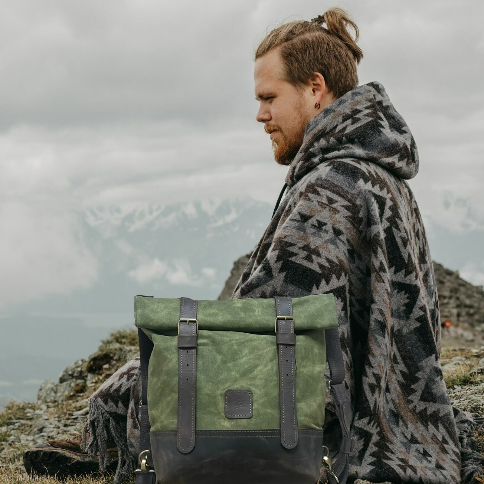 Zielono-brązowy plecak vintage z bawełny woskowanej i skóry Crazy Horse - zapinany na dwie klamry