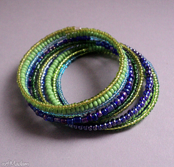Zielono-niebieska bransoletka handmade z drutu pamięciowego i szklanych korali