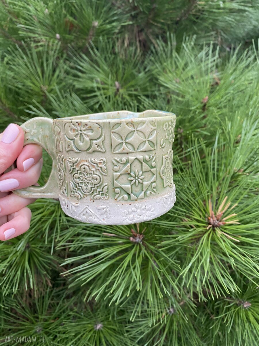 Zielony kubek ceramiczny z motywem portugalskim