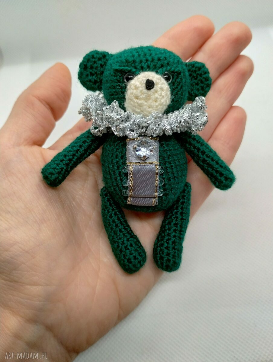 Zielony miś szydełkowy z kryształkiem - vintage dekoracja handmade