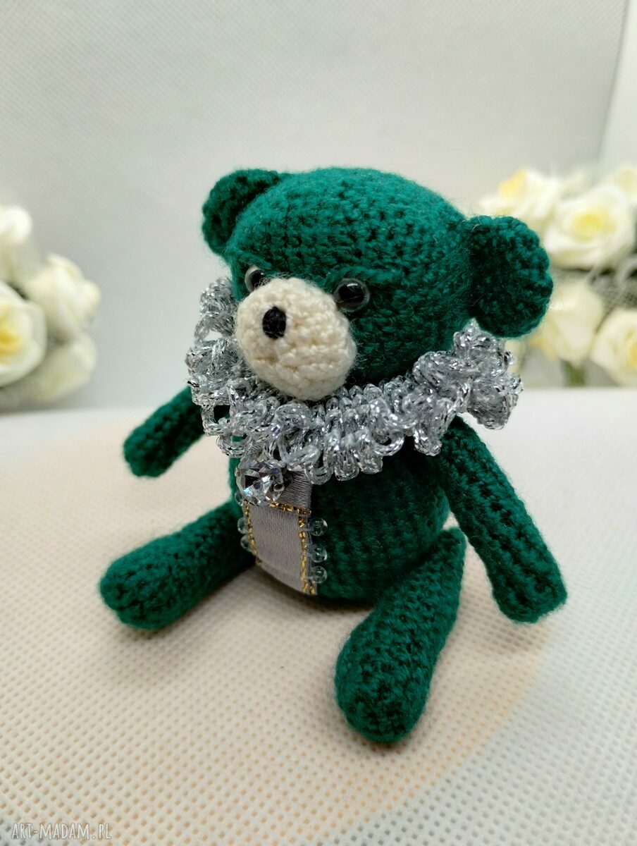 Zielony miś szydełkowy z kryształkiem - vintage dekoracja handmade