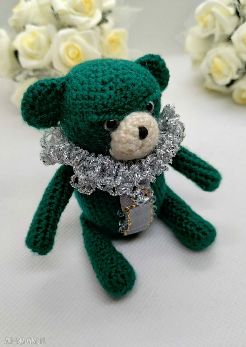 Zielony miś szydełkowy z kryształkiem - vintage dekoracja handmade