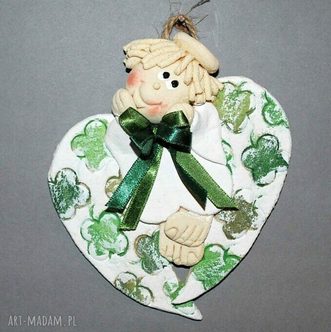 Zielony na szczęście... anioł z koniczynką z masy solnej (13-15 cm)