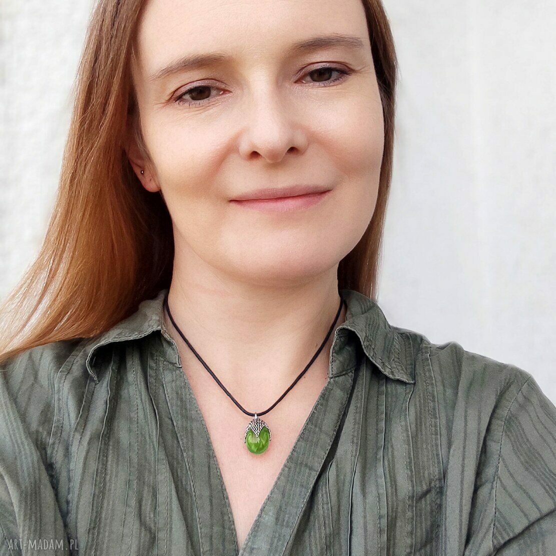 Zielony wisiorek ze szklanej kropli w siateczce - M