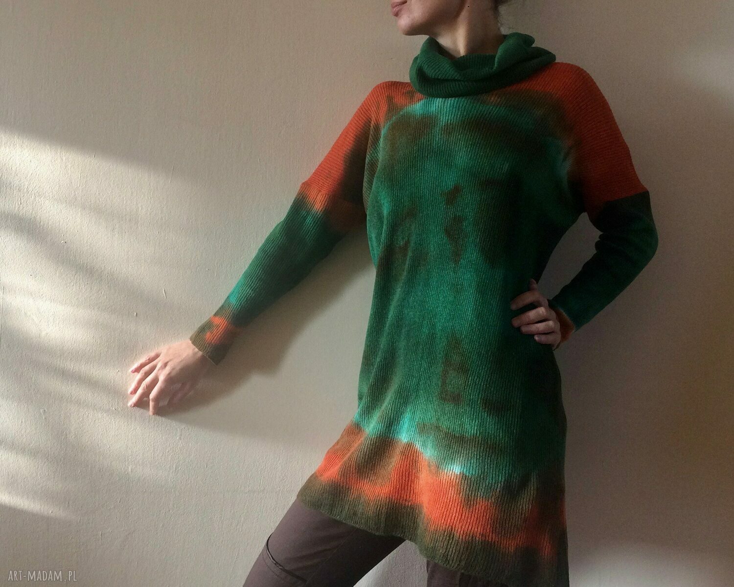 Zielony wełniany sweter oversize z golfem