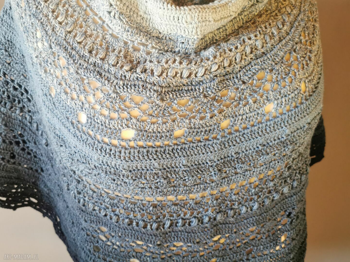 Chusta zimowa w niebieskim ombre z merino i akrylem (214 x 75 cm)