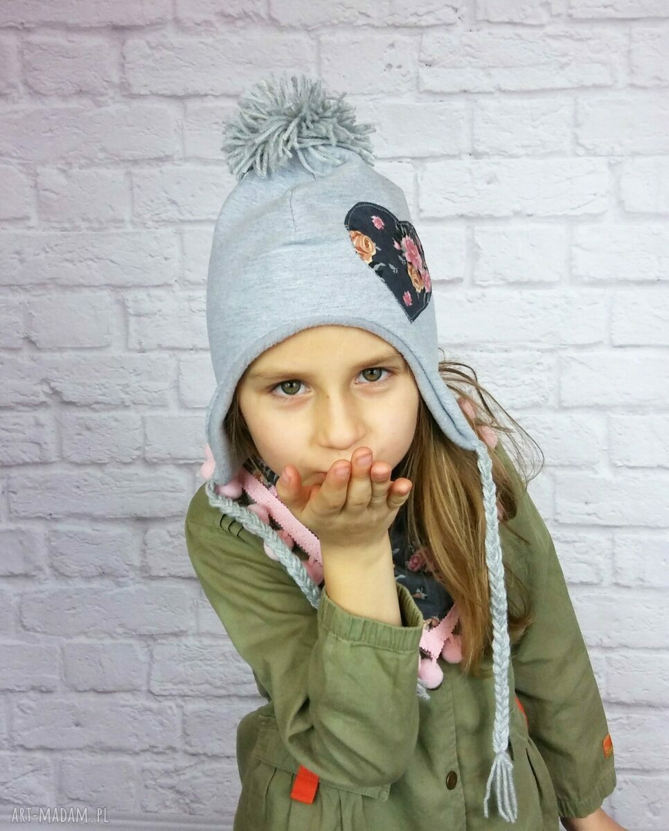 czapki: Zimowa czapka pilotka z trójkątem; szara z serduszkiem Ręcznie robione