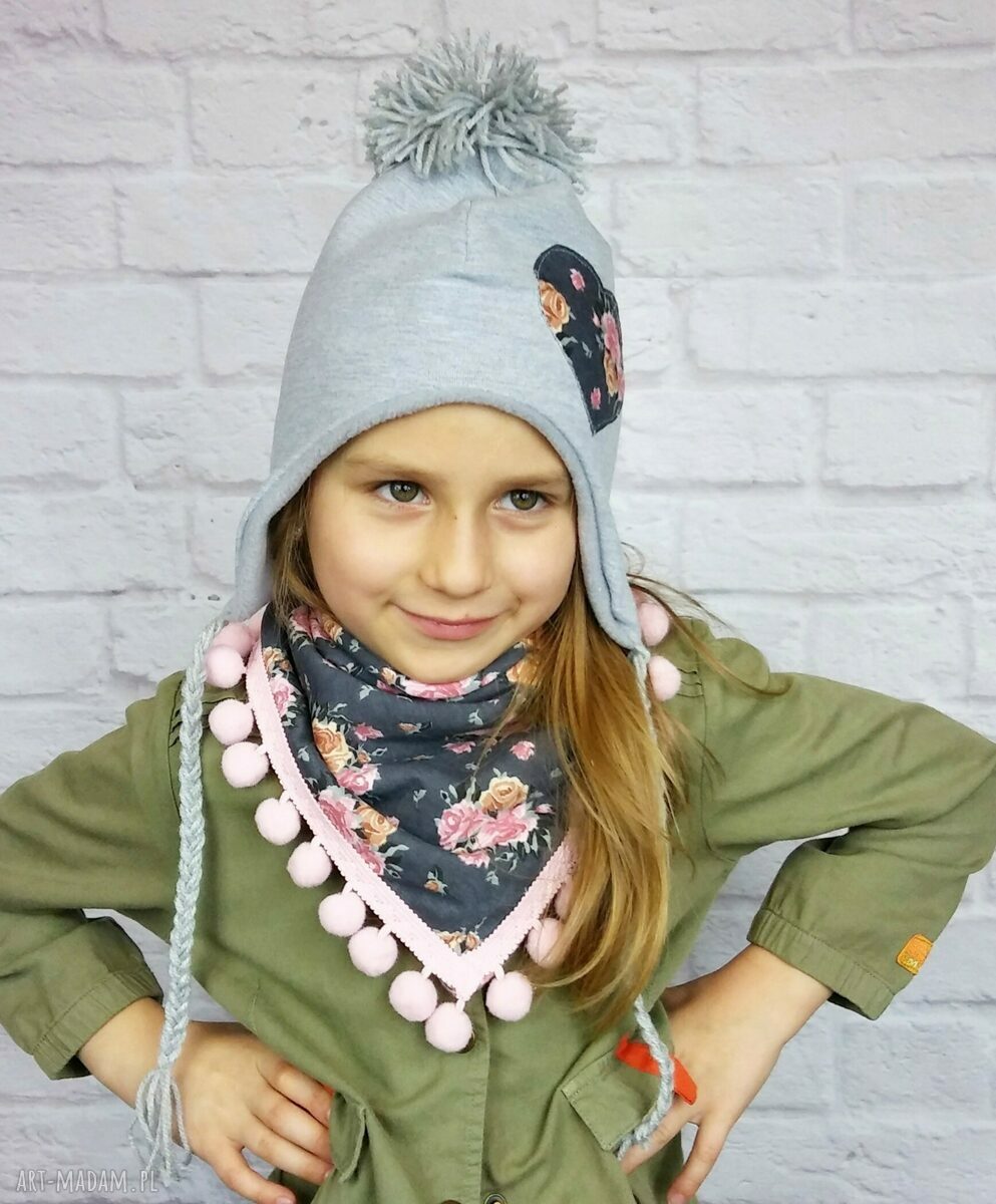 czapki: Zimowa czapka pilotka z trójkątem; szara z serduszkiem Ręcznie robione