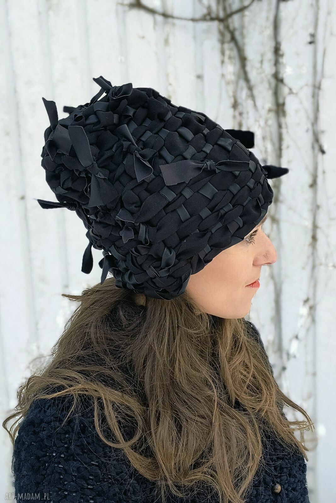 Zimowa, oryginalna czapka handmade ze skórzanymi kokardami