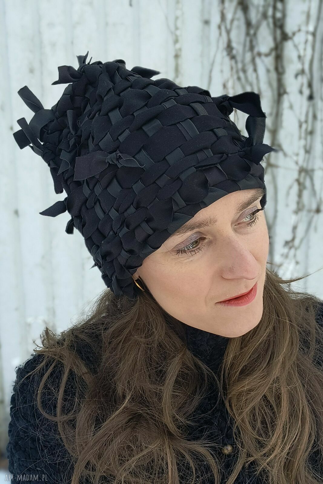 Zimowa, oryginalna czapka handmade ze skórzanymi kokardami