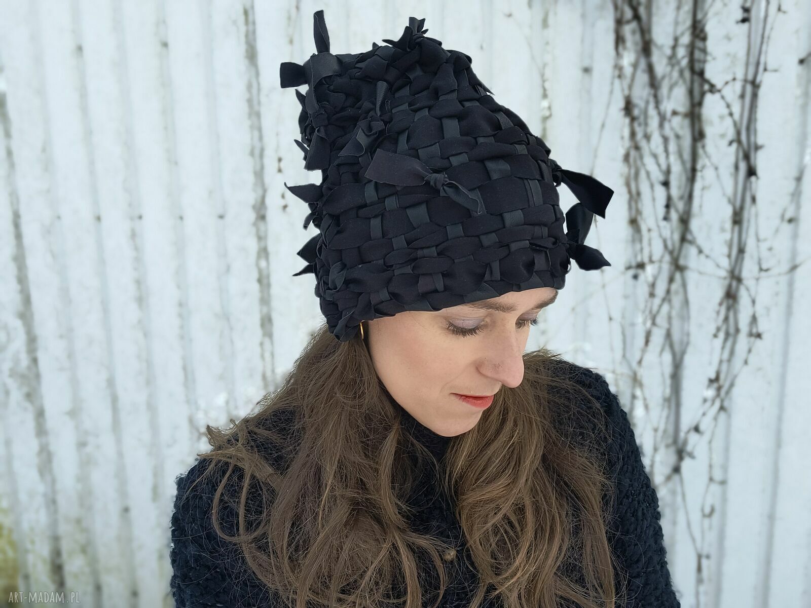 Zimowa, oryginalna czapka handmade ze skórzanymi kokardami