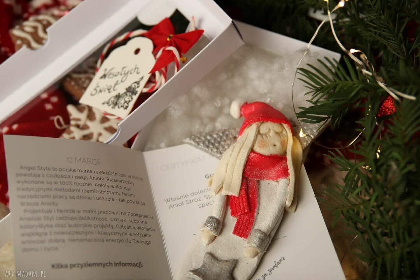 Zimowy Anioł Dobra - ręcznie robiony anioł z masy solnej w drewnianej ramie (15 cm)