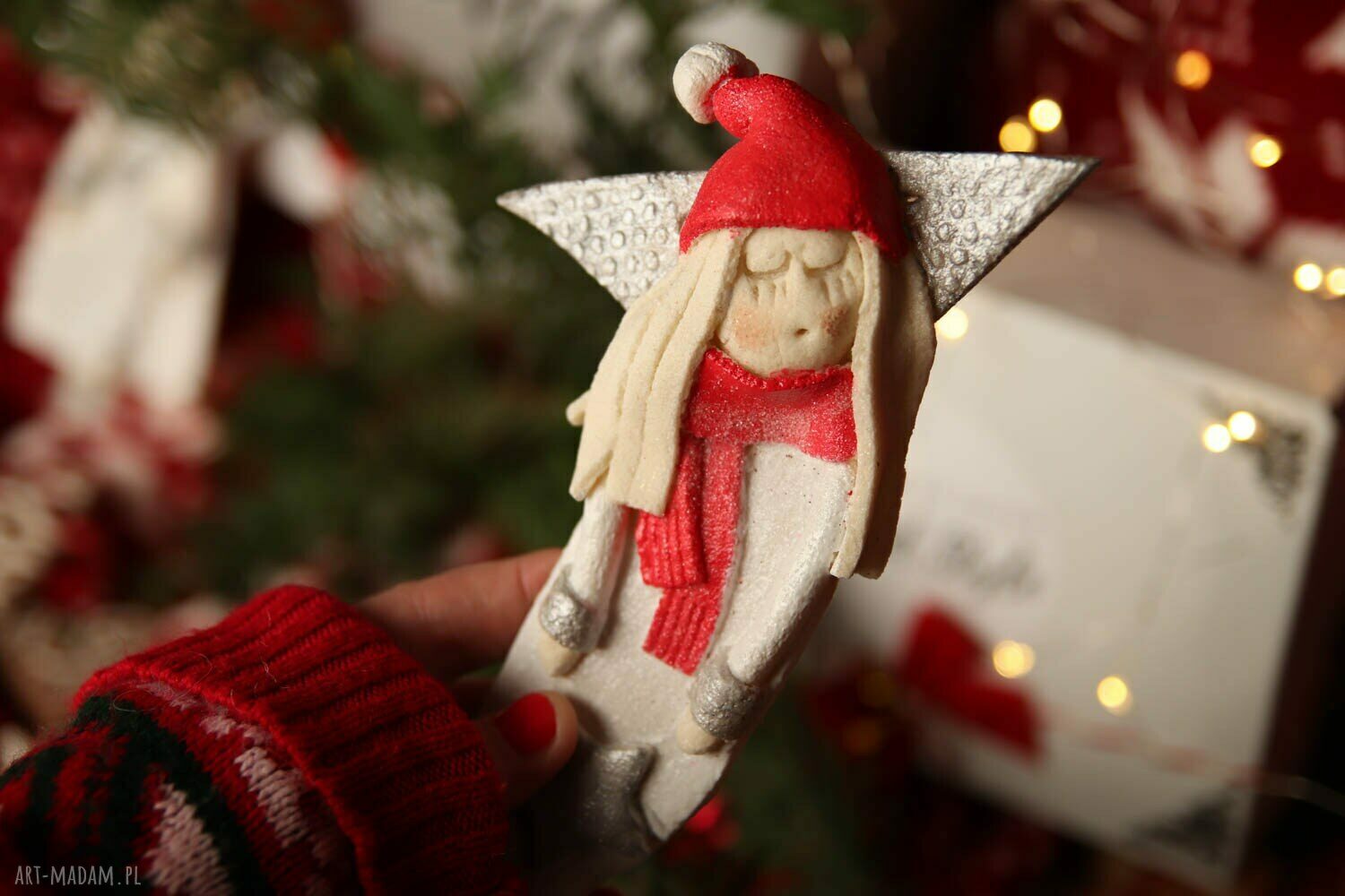 Zimowy Anioł Dobra - ręcznie robiony anioł z masy solnej w drewnianej ramie (15 cm)