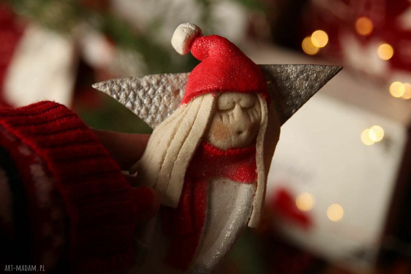 Zimowy Anioł Dobra - ręcznie robiony anioł z masy solnej w drewnianej ramie (15 cm)