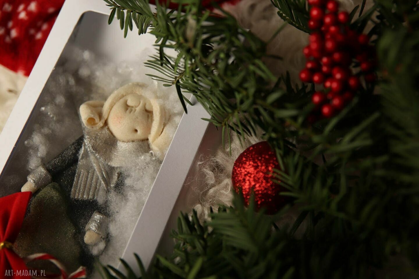 Zimowy czarny anioł dobrobytu w ramie - brokatowy anioł z masy solnej (15 cm)