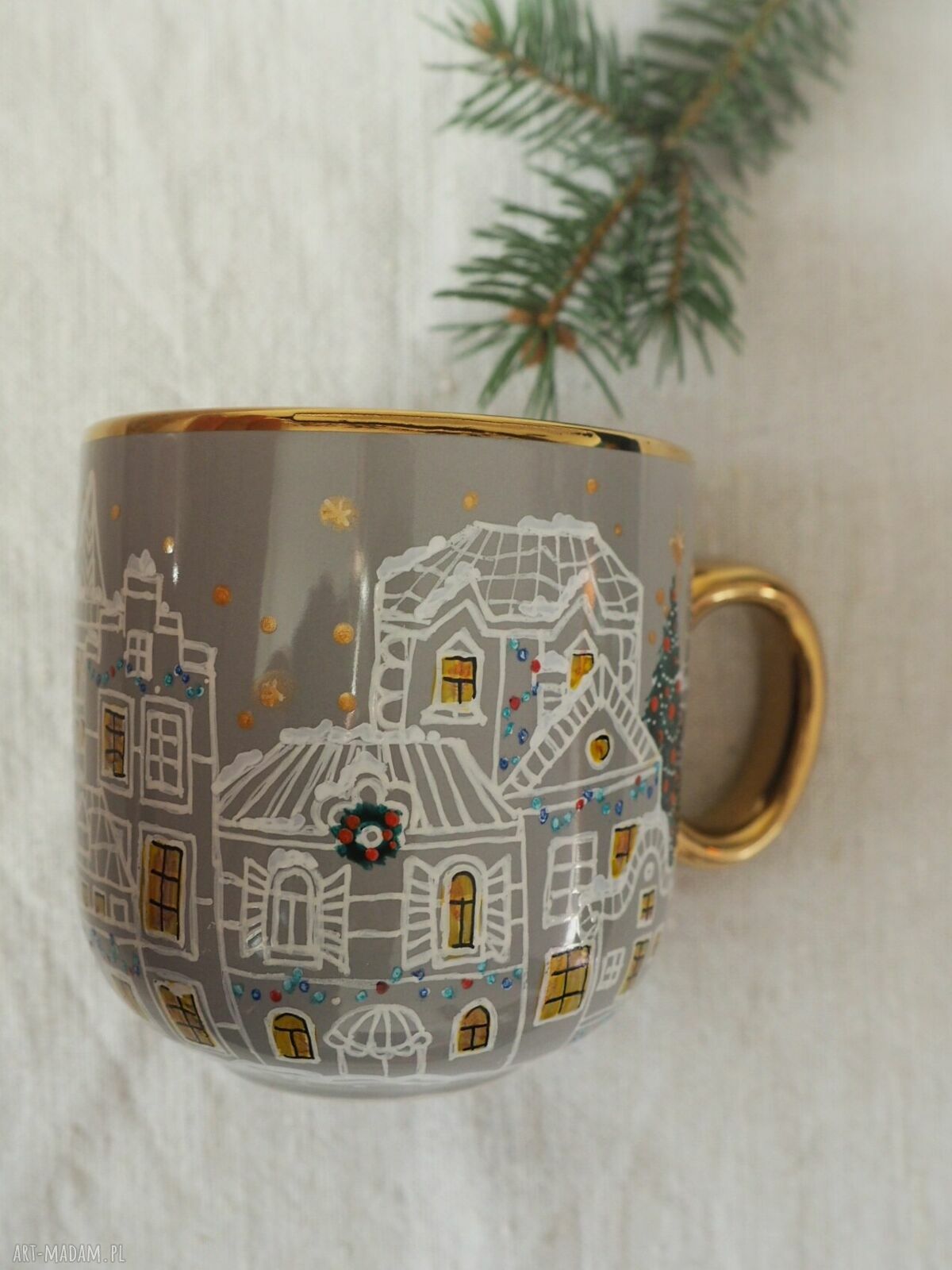 Zimowy świąteczny kubek porcelanowy ręcznie malowany - kamieniczki i choinki