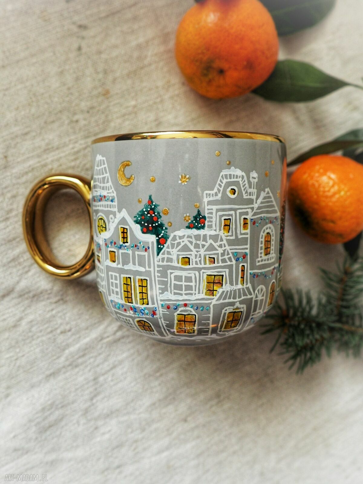 Zimowy świąteczny kubek porcelanowy ręcznie malowany - kamieniczki i choinki