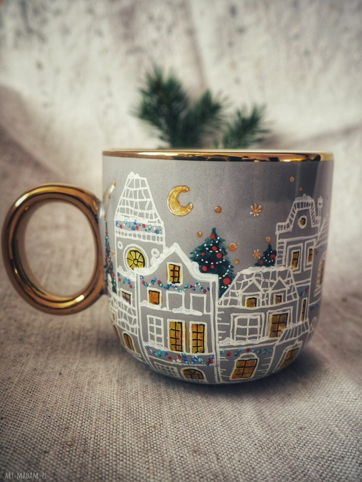 Zimowy świąteczny kubek porcelanowy ręcznie malowany - kamieniczki i choinki