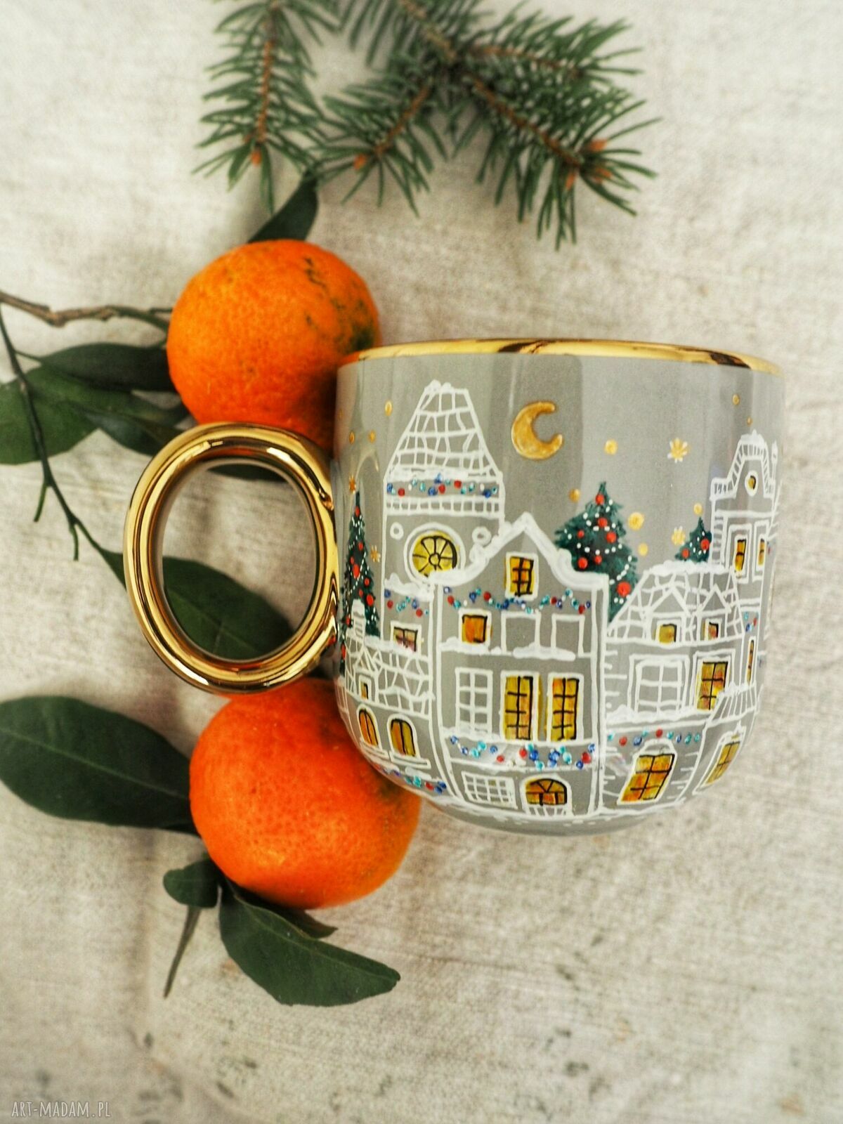 Zimowy świąteczny kubek porcelanowy ręcznie malowany - kamieniczki i choinki