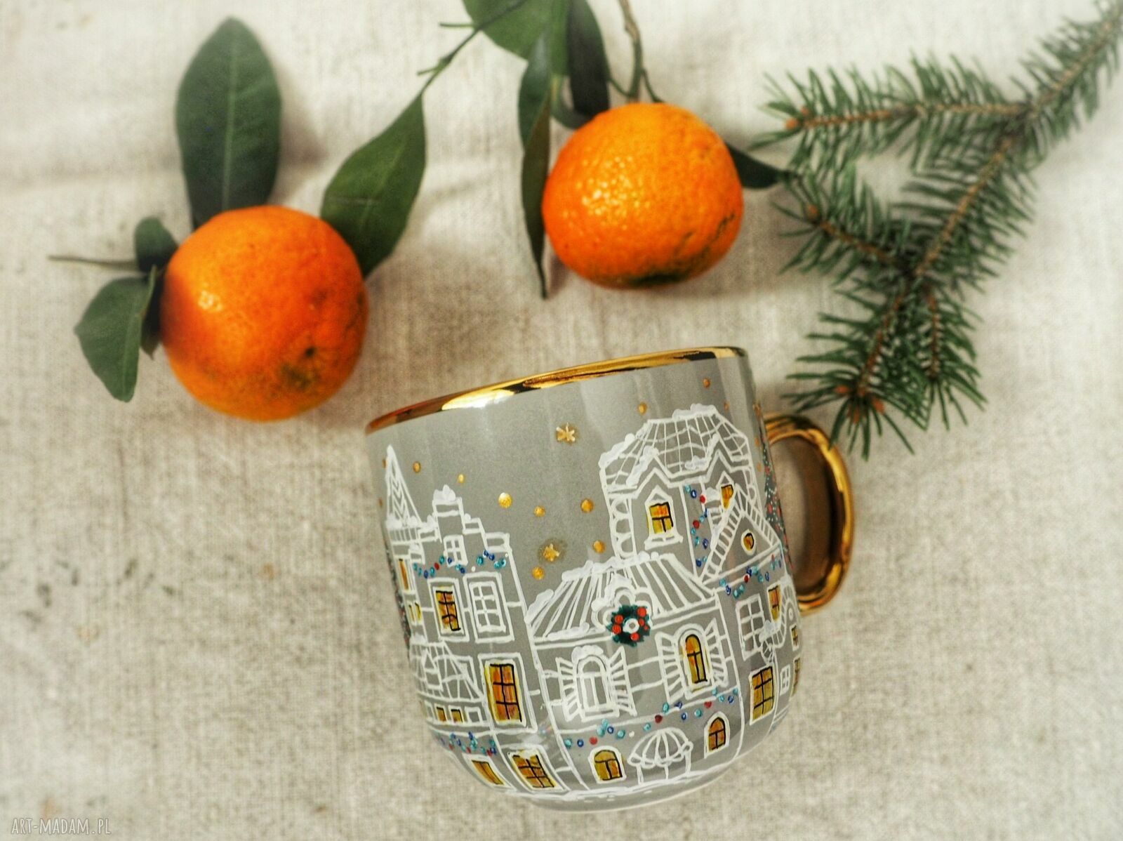 Zimowy świąteczny kubek porcelanowy ręcznie malowany - kamieniczki i choinki