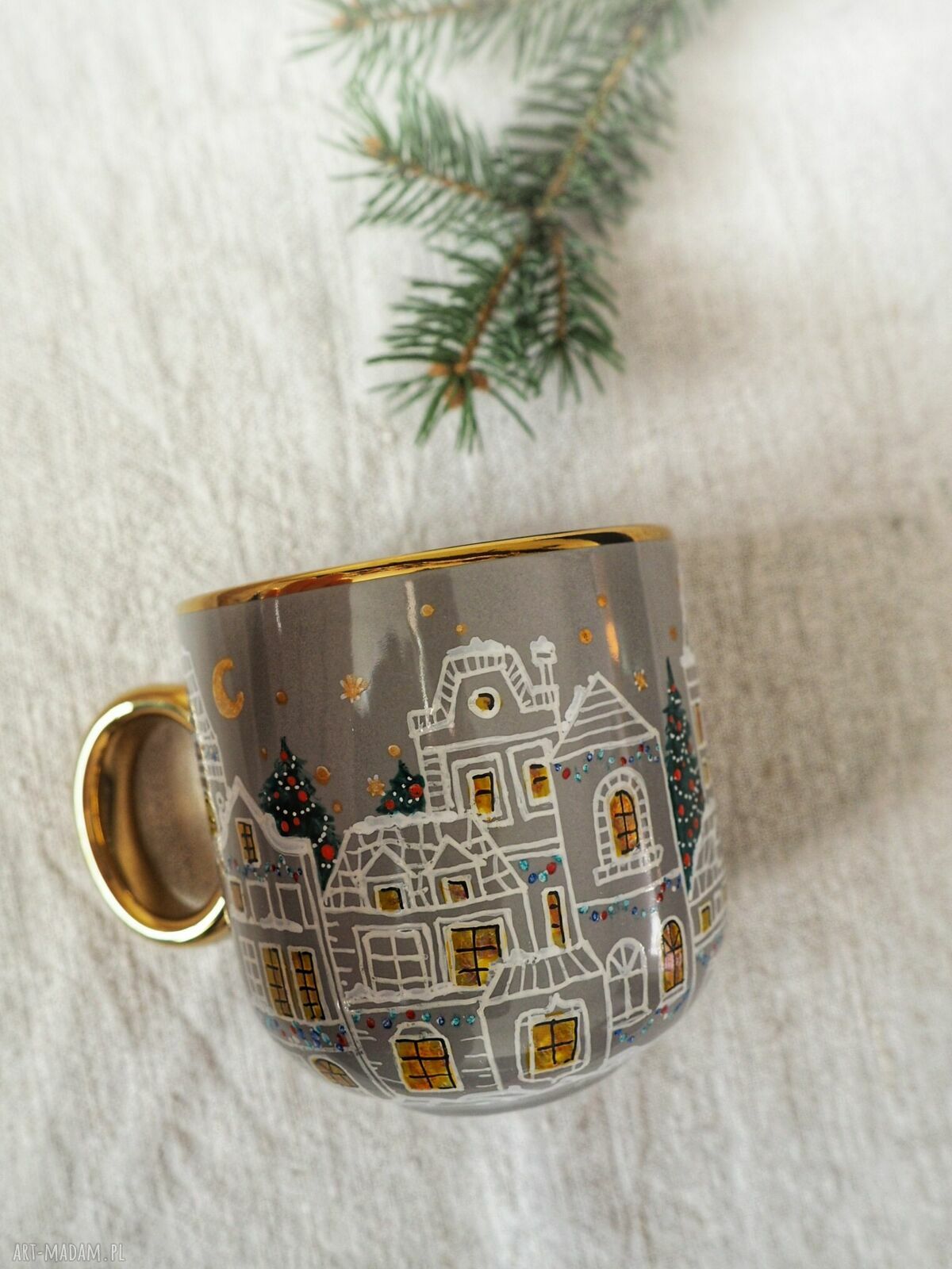 Zimowy świąteczny kubek porcelanowy ręcznie malowany - kamieniczki i choinki