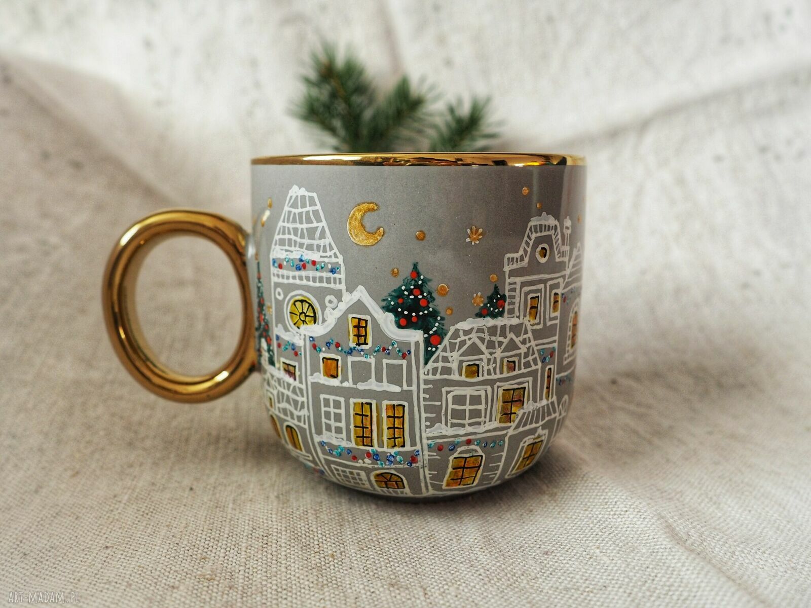 Zimowy świąteczny kubek porcelanowy ręcznie malowany - kamieniczki i choinki