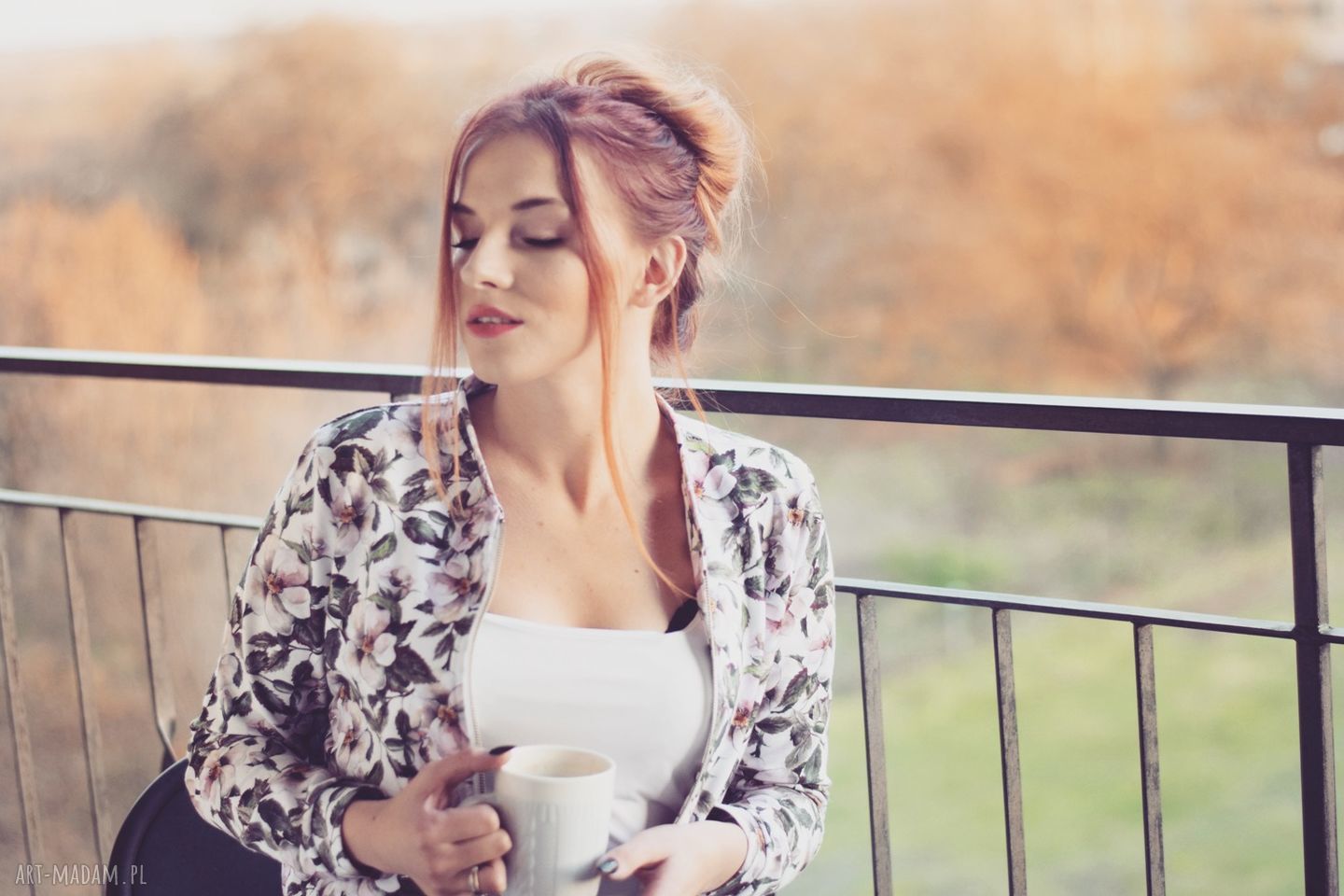 zjawiskowa kurtka bomberka damska na suwak, biała bluza w kwiaty, floral