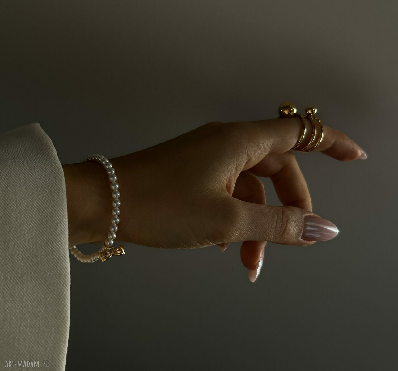 Złota bransoletka z białych pereł Swarovski Crystal i kokardką subtelna elegancja na prezent