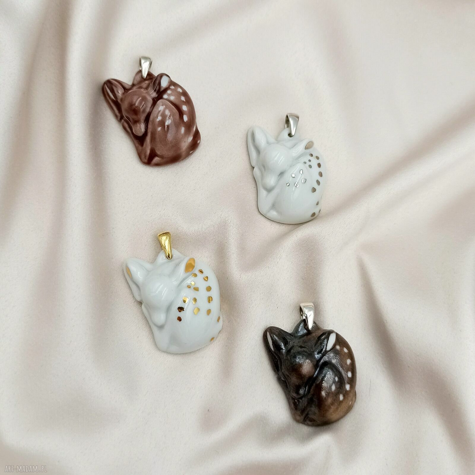 Wisiorek z porcelanową sarną - leśna biżuteria ze srebra 925