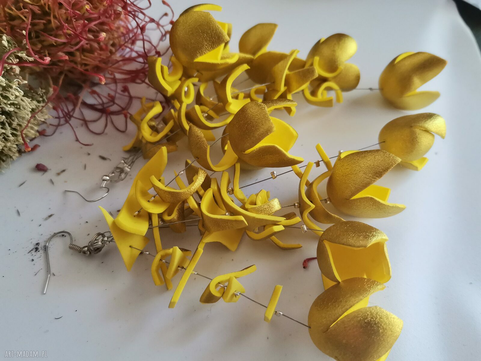 Złote kolczyki boho - lekkie, bujne i kwiatowe na ślub