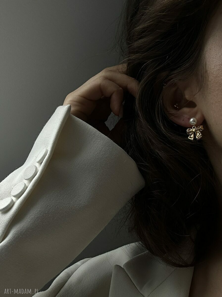 Złote kolczyki z perłami i kokardkami