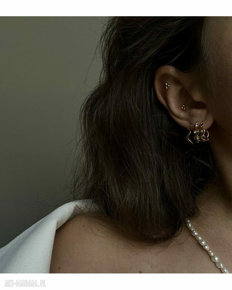 kolczyki: Złote kolczyki małe falowane półkola ręczne wykonanie