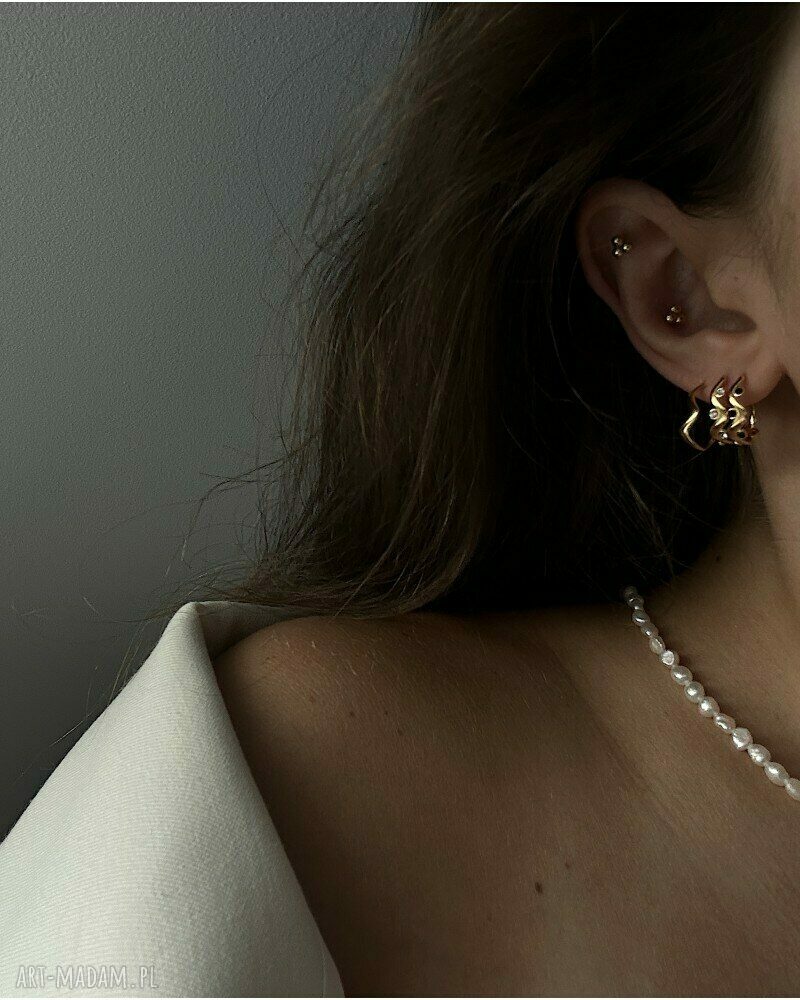 kolczyki: Złote kolczyki małe falowane półkola ręczne wykonanie