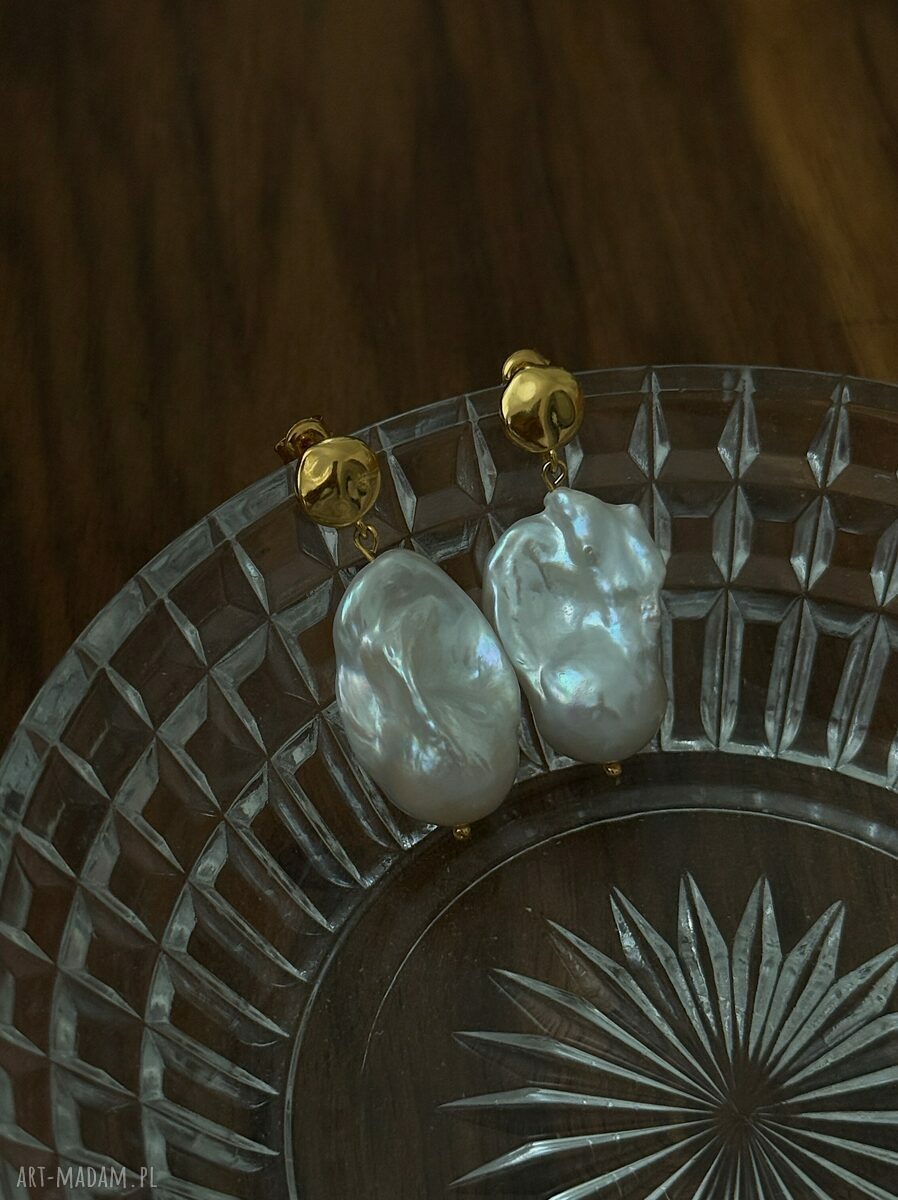 Pozłacane złote kolczyki z barokowymi perłami elegancja z charakterem