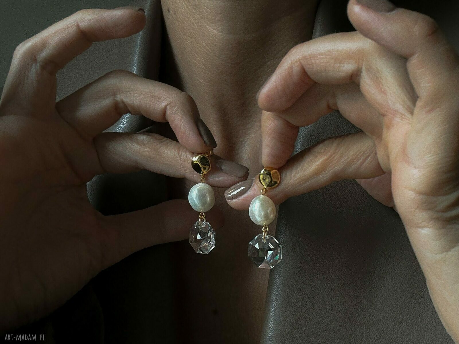 kolczyki: Złote kolczyki z perłami i bezbarwnymi kryształami SWAROVSKI® CRYSTAL