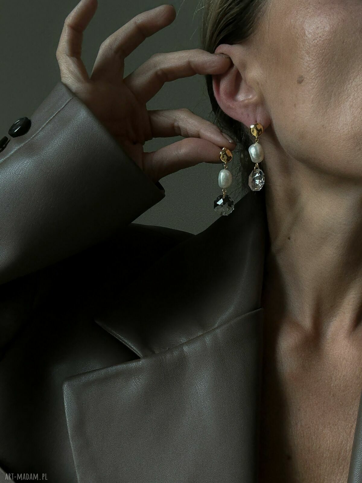 kolczyki: Złote kolczyki z perłami i bezbarwnymi kryształami SWAROVSKI® CRYSTAL