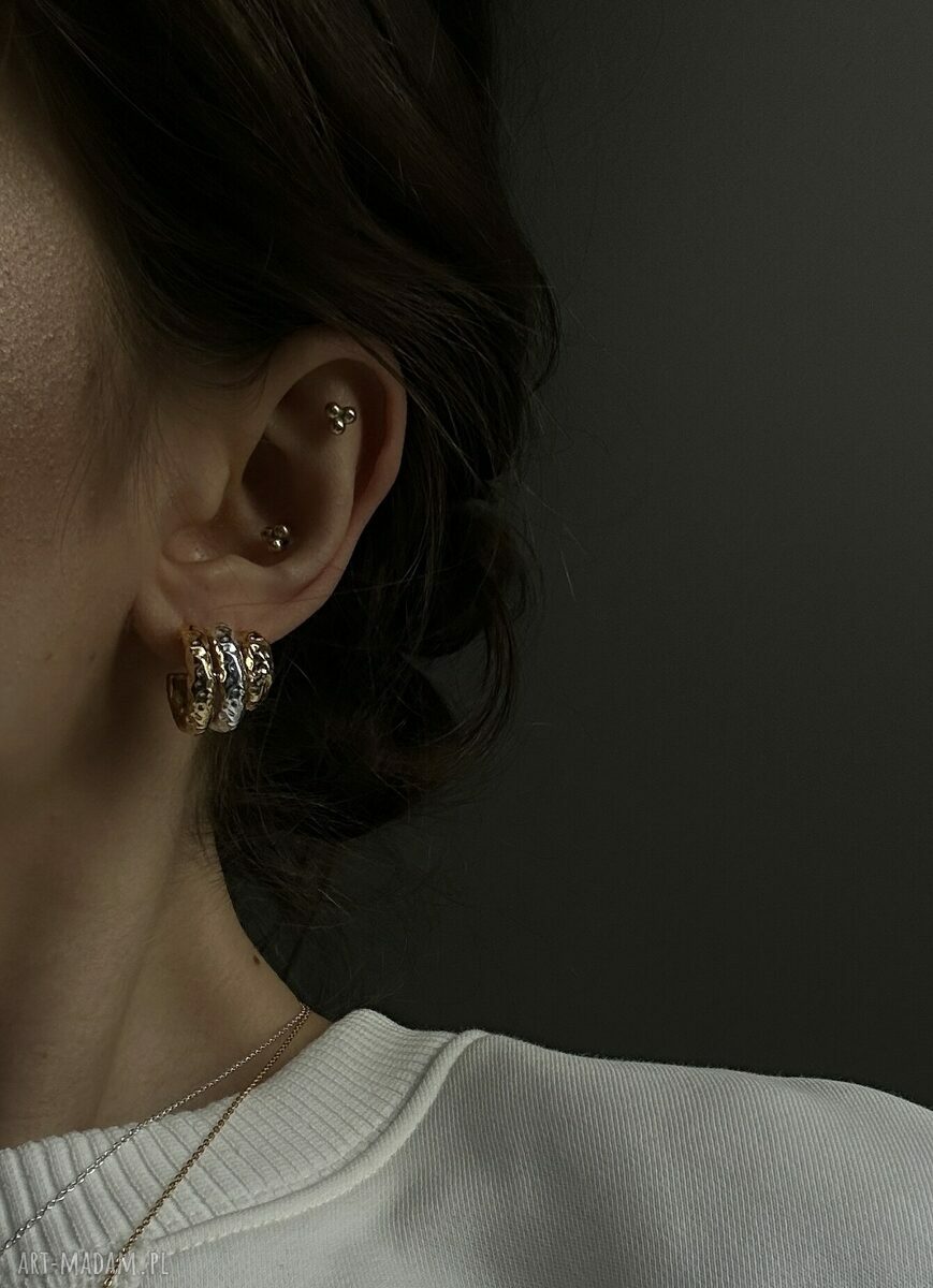 Złote, duże kolczyki półkola gniecone na sztyftach - Sotho