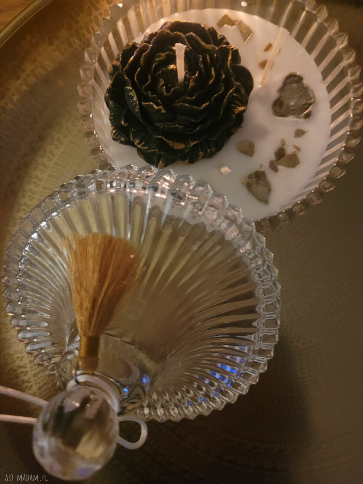 Czarno-złota świeca sojowa handmade w szklanej bombonierze