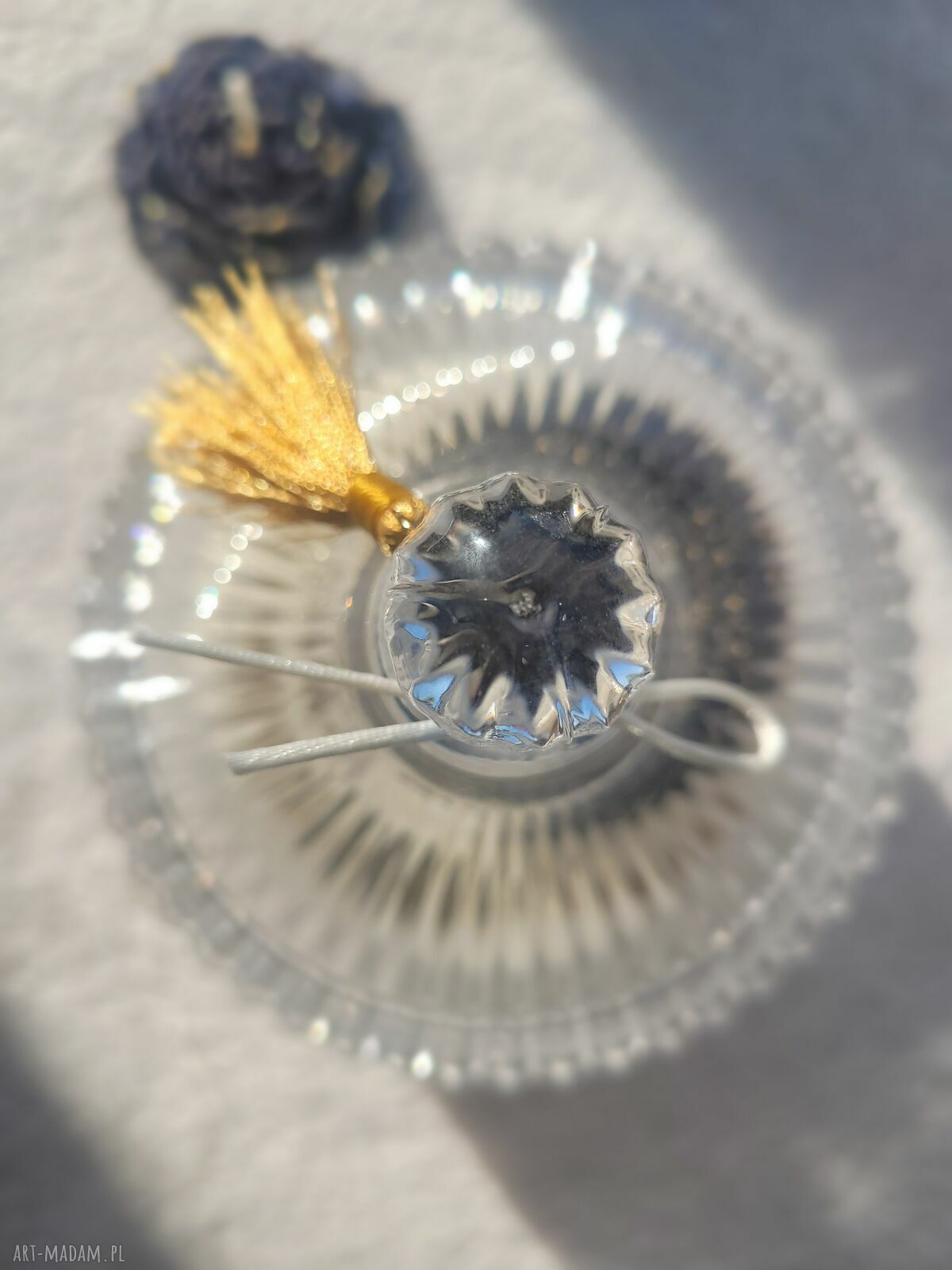 Czarno-złota świeca sojowa handmade w szklanej bombonierze