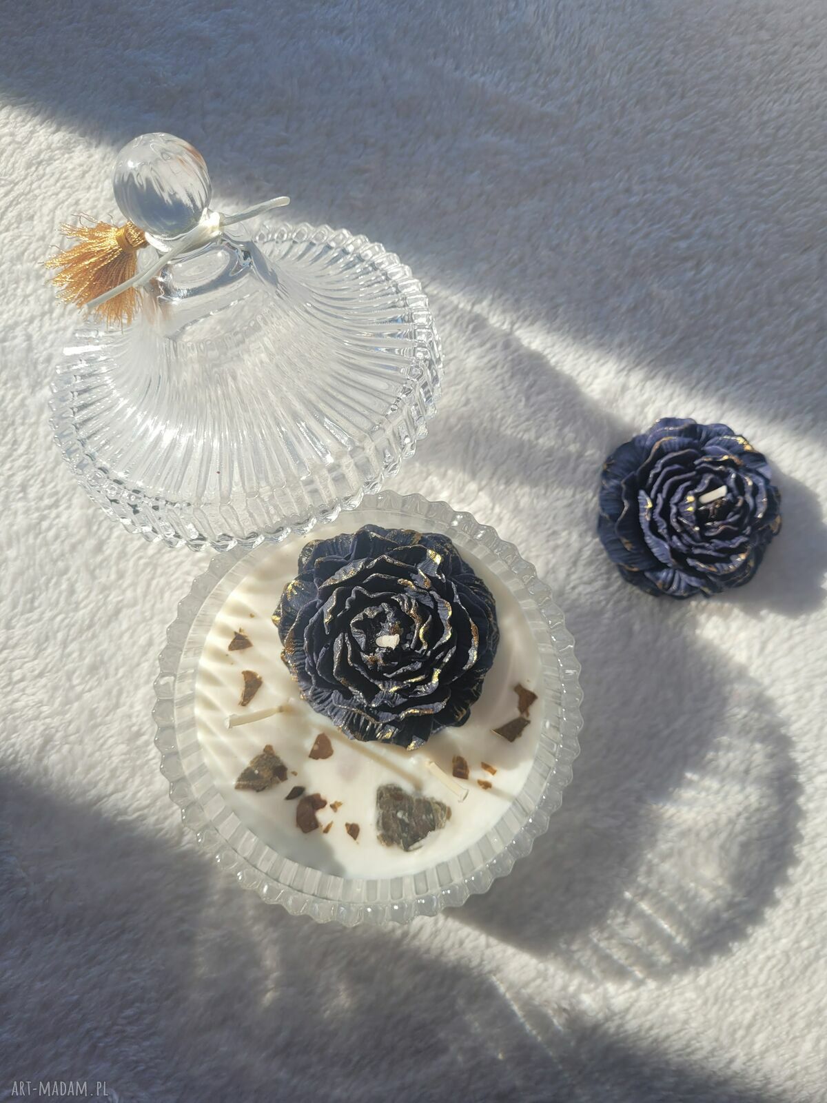 Czarno-złota świeca sojowa handmade w szklanej bombonierze