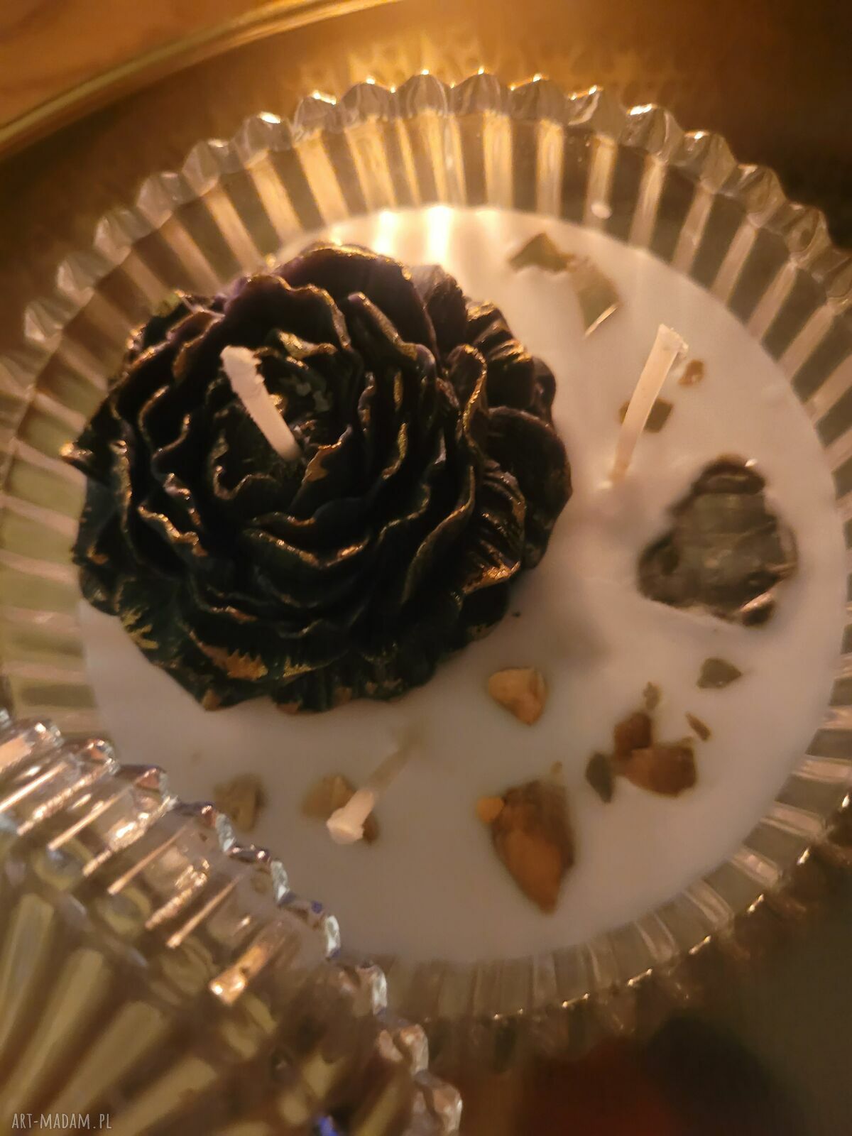 Czarno-złota świeca sojowa handmade w szklanej bombonierze