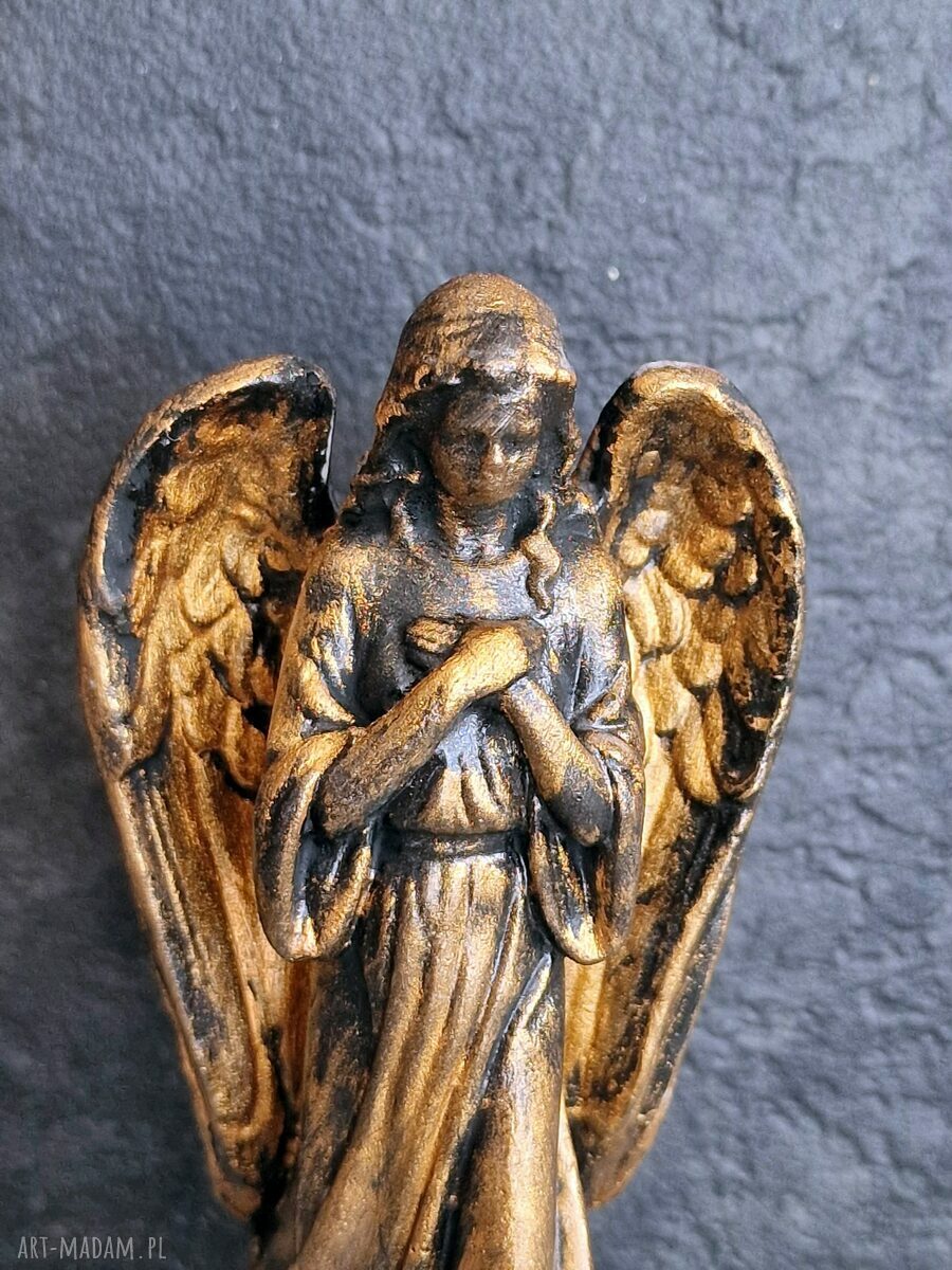 Rzeźba Złoty Anioł Stróż 11,8 cm - czarne detale i metaliczne złoto