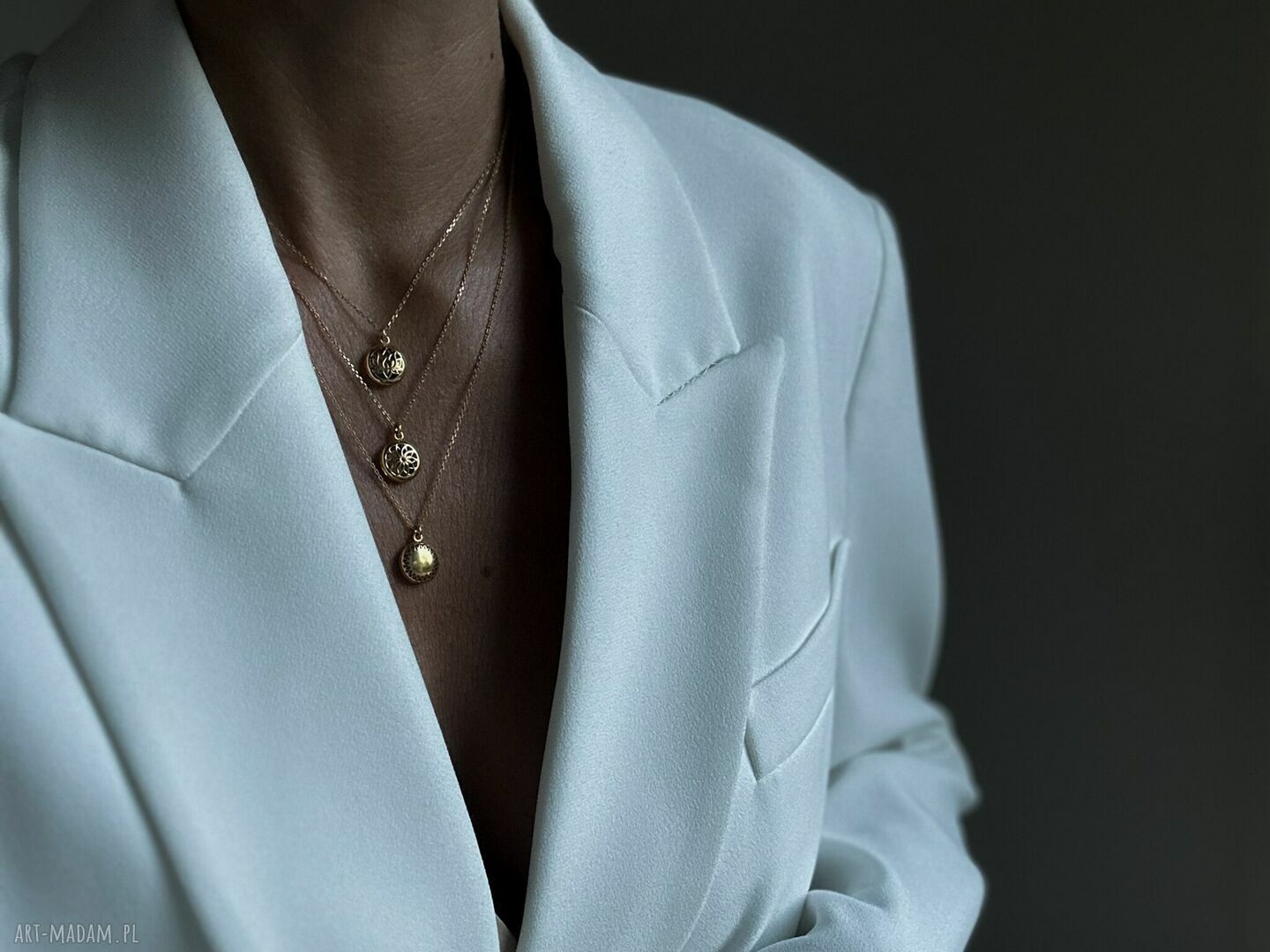 naszyjniki: Złoty medalion z rozetą Autorskie