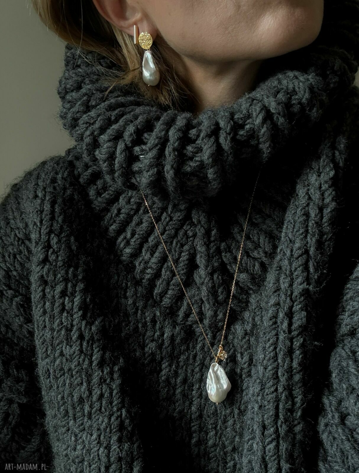 naszyjniki: Złoty naszyjnik z barokową perłą i bezbarwną cyrkonią Handmade