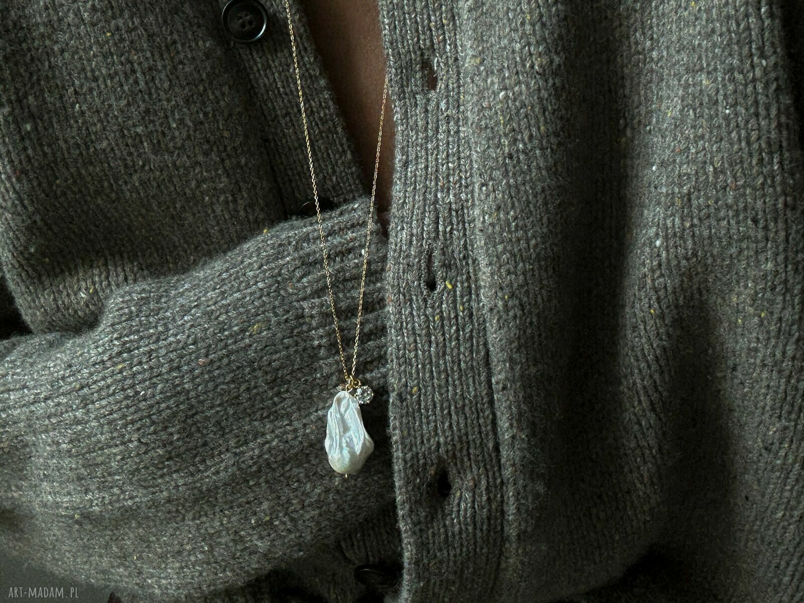 naszyjniki: Złoty naszyjnik z barokową perłą i bezbarwną cyrkonią Handmade