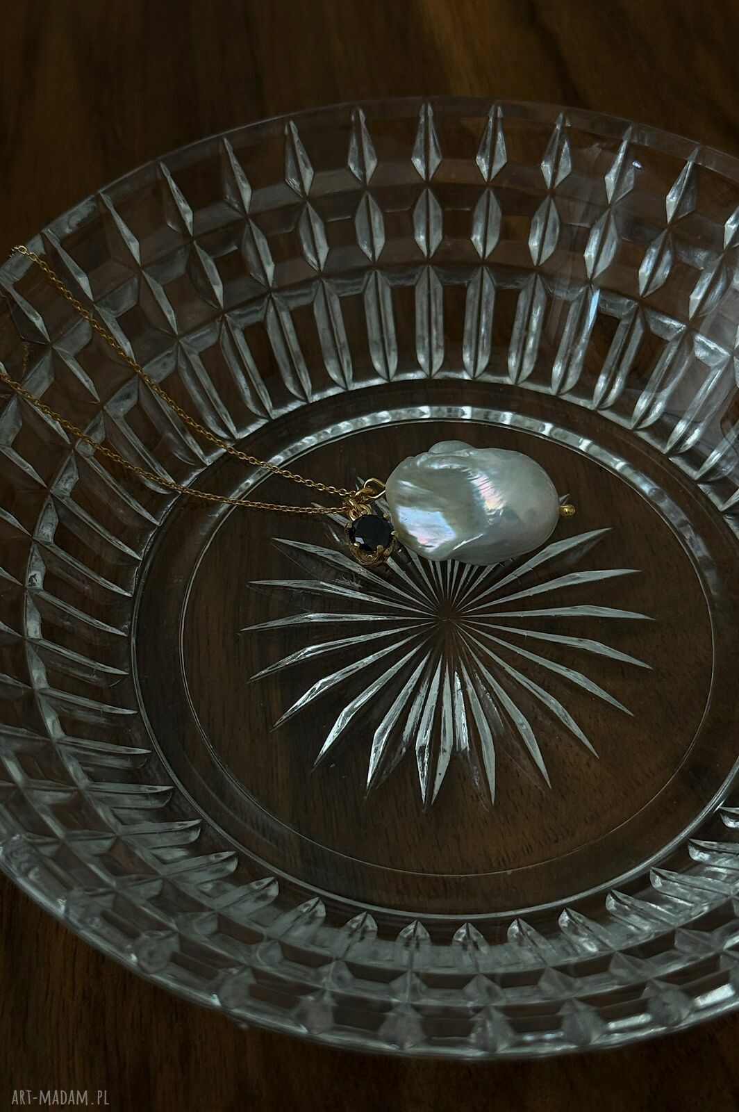 naszyjniki: Złoty naszyjnik z barokową perłą i czarną cyrkonią Handmade